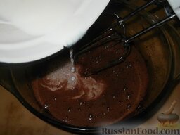 Крем для медового торта: Оставшееся молоко кипятим и вливаем в шоколадную массу (понемногу, непрерывно помешивая).