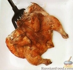 Цыпленок-табака: Выложить жареного цыпленка на тарелку.