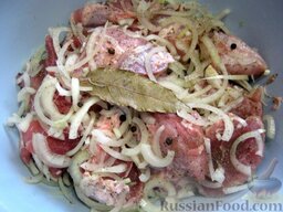 Маринад для свинины: Перемешать мясо, нарезанное кусочками с луком, перцем и лавровым листом.