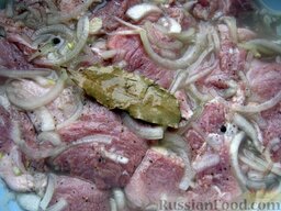 Маринад для свинины: Залить мясо маринадом. Мариновать мясо в прохладном месте не менее 4 часов.