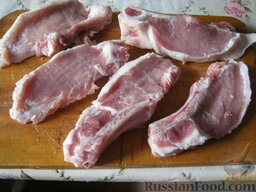 Отбивные из свинины (карбонат): Мясо моем и обсушиваем. Спинную часть свинины разрезаем на кусочки с ребрышком.