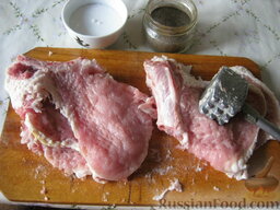 Отбивные из свинины (карбонат): Осторожно отбиваем мясо.