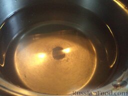 Малосольные огурцы-I: Делают рассол. Для этого кипятят чайник. В кипятке растворяют соль, охлаждают.