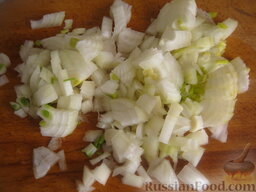 Тушеная квашеная капуста: Как приготовить тушёную квашеную капусту:    Лук очищают и моют. Режут на кубики.