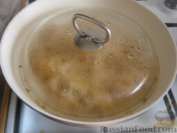 Тушеная квашеная капуста: Затем добавляют немного воды, солят и тушат, помешивая, до готовности (40-50 минут) под крышкой.