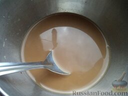 Какао с молоком: Тонкой струйкой влить оставшийся кипяток и горячее молоко. Перемешать.