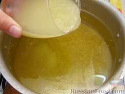 Домашний лимонад: Затем влить лимонный сок.