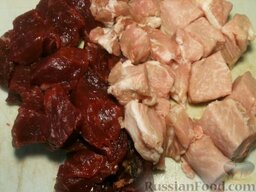 Мясо тушеное с картофелем: Как приготовить тушеное мясо с картофелем:    Мясо нарезать небольшими кусочками.