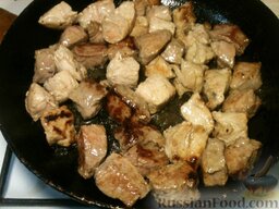 Мясо тушеное с картофелем: На сковороде разогреть масло (2 ст. ложки). Выложить мясо, обжарить на сильном огне, помешивая, до золотистого цвета (5-7 минут). Снять со сковороды.