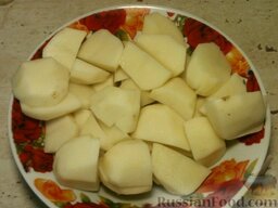 Мясо тушеное с картофелем: Очистить, вымыть и нарезать картофель.