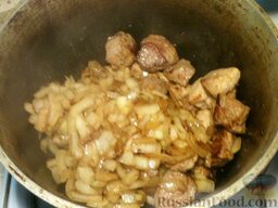 Мясо тушеное с картофелем: Переложить мясо с луком в чугунок, залить кипятком и довести до кипения. Посолить.