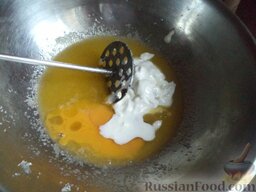 Песочное тесто на сметане: Как приготовить тесто на сметане:    Масло с сахаром растирают добела, при взбивании добавляют яйцо и сметану.