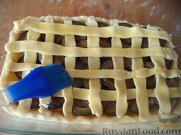 Чешский пирог со сливами: Смажьте сетку из теста яйцом.    Разогрейте духовку.