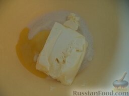 Чешский пирог со сливами: Затем выложите мягкое сливочное масло.