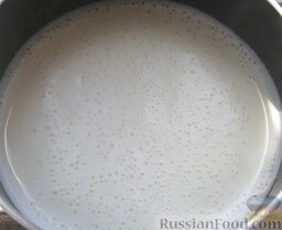 Каша из кукурузной крупы: В маленькую кастрюльку налить молоко и довести до кипения. Отставить в сторону.