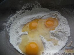 Тесто для вареников: В миску вбейте куриные яйца.