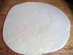 Тесто для вареников: Затем раскатайте тесто для вареников, подсыпая муку по мере надобности, в тонкий пласт толщиной 1-2 мм.