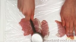 Бефстроганов из свинины: Отбить мясо (между слоями пищевой пленки) до толщины 0,5-1 см.