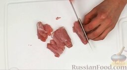 Бефстроганов из свинины: Нарезаем мясо полосками (брусочками) длиной 3-4 см. Посолить, поперчить