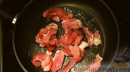 Бефстроганов из свинины: Разогреть сковороду с маслом на среднем огне. Выложить на разогретую сковороду мясо.