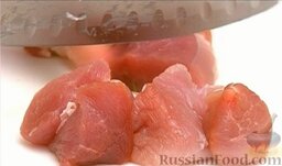 Гуляш из свинины: Мясо нарежьте кусочками размером примерно 2,5-3 см.
