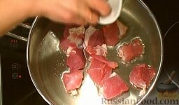 Гуляш из свинины: Выложите мясо на сковороду. Обжаривайте, помешивая, на умеренно-сильном огне 2-3 минуты.