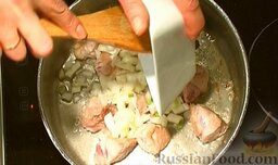 Гуляш из свинины: Добавьте лук. Обжаривайте мясо с луком 4-5 минут, периодически помешивая.