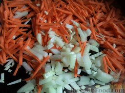 Капустняк украинский: Очистите и вымойте лук, морковь и корень петрушки. Нарежьте соломкой.