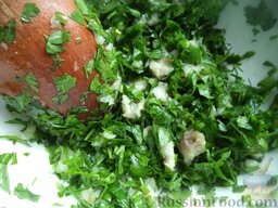 Капустняк украинский: Разотрите сало с чесноком, луком и зеленью петрушки.