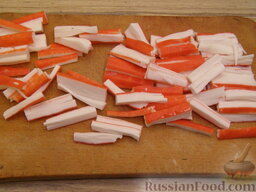 Салат с кальмарами и красной икрой: Также нарезать крабовые палочки.