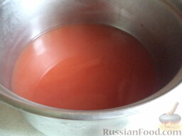 Плов грузинский: В это время вскипятите 2 л воды. Разведите томат-пасту в 1 л закипевшей воды и посолите по вкусу (лучше сделайте это перед закладкой риса).