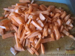 Плов грузинский: Морковь очистите, вымойте, нарежьте тонкими продольными полосками.