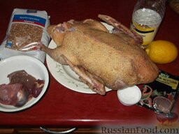 Утка, фаршированная гречкой: Подготовьте продукты для приготовления утки с гречкой.