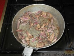 Утка, фаршированная гречкой: На сковороде разогрейте 1 ст. ложку растительного масла. Выложите потроха, обжарьте, помешивая, на сильном огне до румяной корочки.