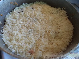 Плов с черносливом: Всыпьте промытый рис туда же.