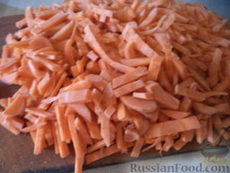 Плов с черносливом: Морковь очистите, вымойте, нарежьте соломкой.