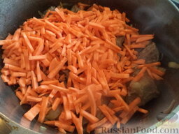 Плов с черносливом: После этого положите нарезанную соломкой морковь, равномерно распределите по поверхности мяса, долейте воды около 0,5 стакана (ниже уровня моркови).
