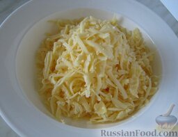 Картофель, запеченный в духовке с сыром: Включить духовку для предварительного разогрева, на  180 градусов.  Сыр натереть на крупной терке.