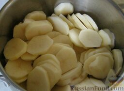 Картофель, запеченный в духовке с сыром: Картофель очистить, порезать кружочками и сложить в миску или кастрюлю среднего размера.