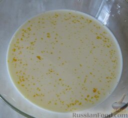 Картофель, запеченный в духовке с сыром: В небольшой миске соединить яйцо и молоко, и слегка взбить венчиком или вилкой (до однородного состояния).