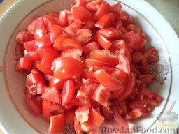 Индейка, тушенная с помидорами: Помидоры вымыть, нарезать кубиками или кусочками.
