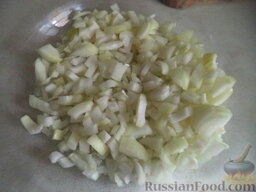 Индейка, тушенная с помидорами: Выложить лук и чеснок. Пассеровать в масле лук и чеснок до размягчения при полной мощности в течение 2-2,5 минут.