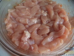 Индейка, тушенная с помидорами: Положить в кастрюлю с овощами кусочки филе вниз кожей (если есть кожа).