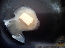 Шампиньоны, фаршированные сыром и орехами: На сковороде растопить сливочное масло.    Если готовить с помощью микроволновки, просто положить масло в посуду для микроволновки.