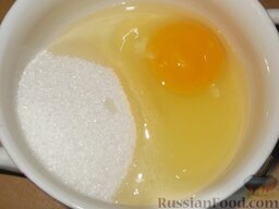 Пончики из творога: Куриное яйцо растереть или взбить с сахаром.