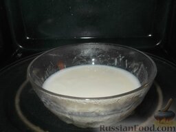 Английский крем: Отдельно вскипятить в микроволновой печи молоко с ванилью (примерно за 1,5-2 мин. при полной мощности).
