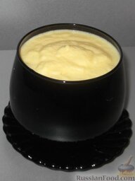 Английский крем: Разложить крем в бокалы.  Примечание. Английский крем можно использовать для прослойки тортов, а также для приготовления фруктовых десертов.