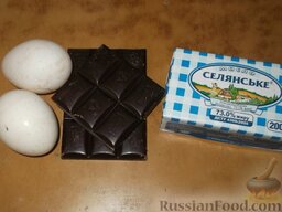 Глазурь с шоколадом: Подготовить продукты для глазури с шоколадом.    Масло нужно оставить при комнатной температуре, чтобы оно стало мягким.    Яйца должны быть высокого качества, так как используются без термической обработки.