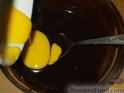Глазурь с шоколадом: В шоколадно-масляную смесь ввести стертые добела желтки. Перемешать.