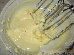 Масляный крем со сгущенным молоком: Постепенно ввести маленькими порциями (по чайной ложке) сгущенное молоко, продолжая взбивать крем до однородности.